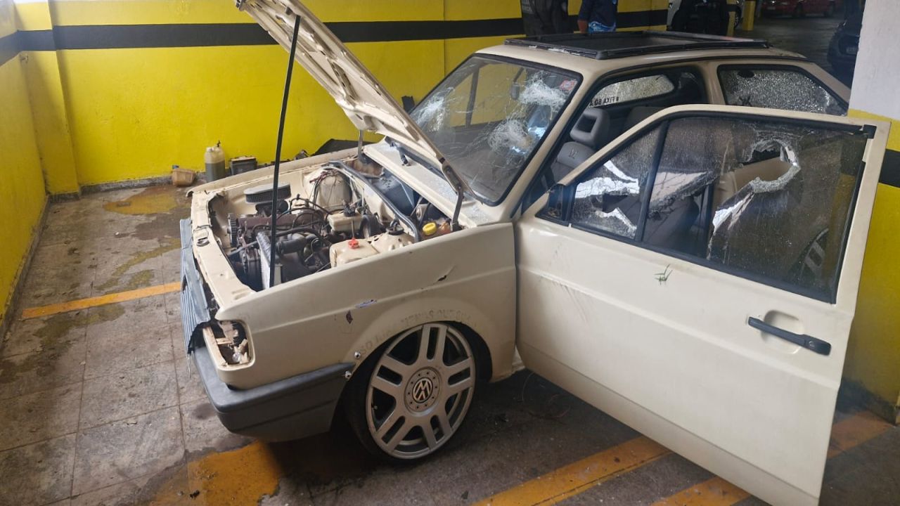 Motorista foge de fiscalização, entra em estacionamento e destrói o próprio carro no Centro de Cascavel