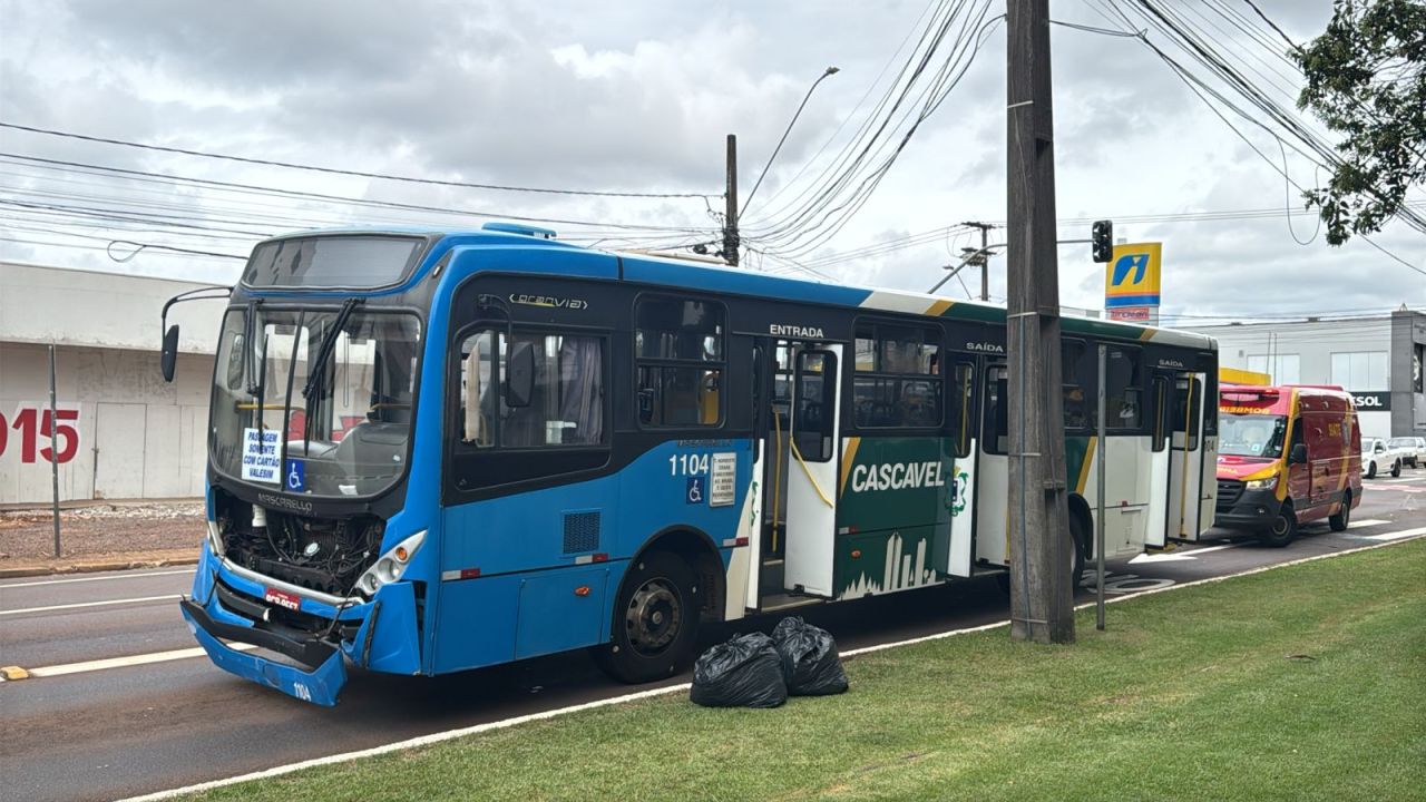 Colisão violenta entre carro e ônibus deixa mulher e criança feridas no centro de Cascavel