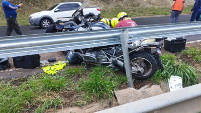 Imagem referente a notícia: Motociclista perde controle em curva e acidente grave mobiliza helicóptero do SAMU na BR-376, em Tibagi