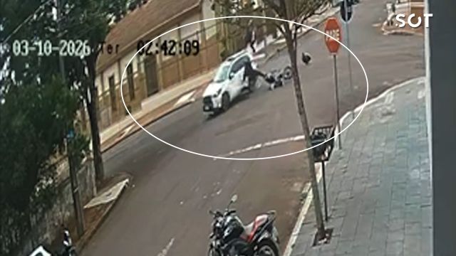 Imagens fortes: Câmera registra batida entre carro e moto que terminou com morte de mulher em Cascavel