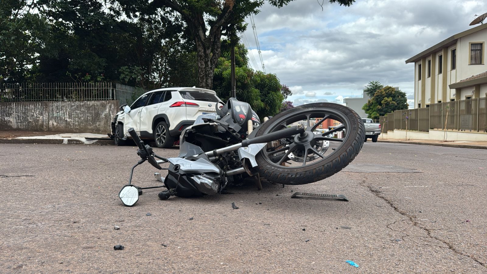 Imagem referente a notícia: Mãe morre e filho fica ferido em grave acidente de trânsito entre moto e Corolla Cross no centro de Cascavel