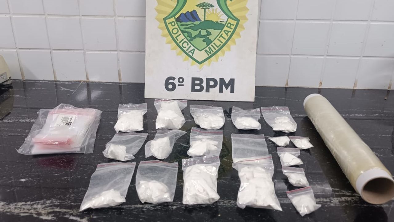 Cocaína é encontrada dentro de mochila em apartamento e jovem de 20 anos acaba preso durante ação da PM