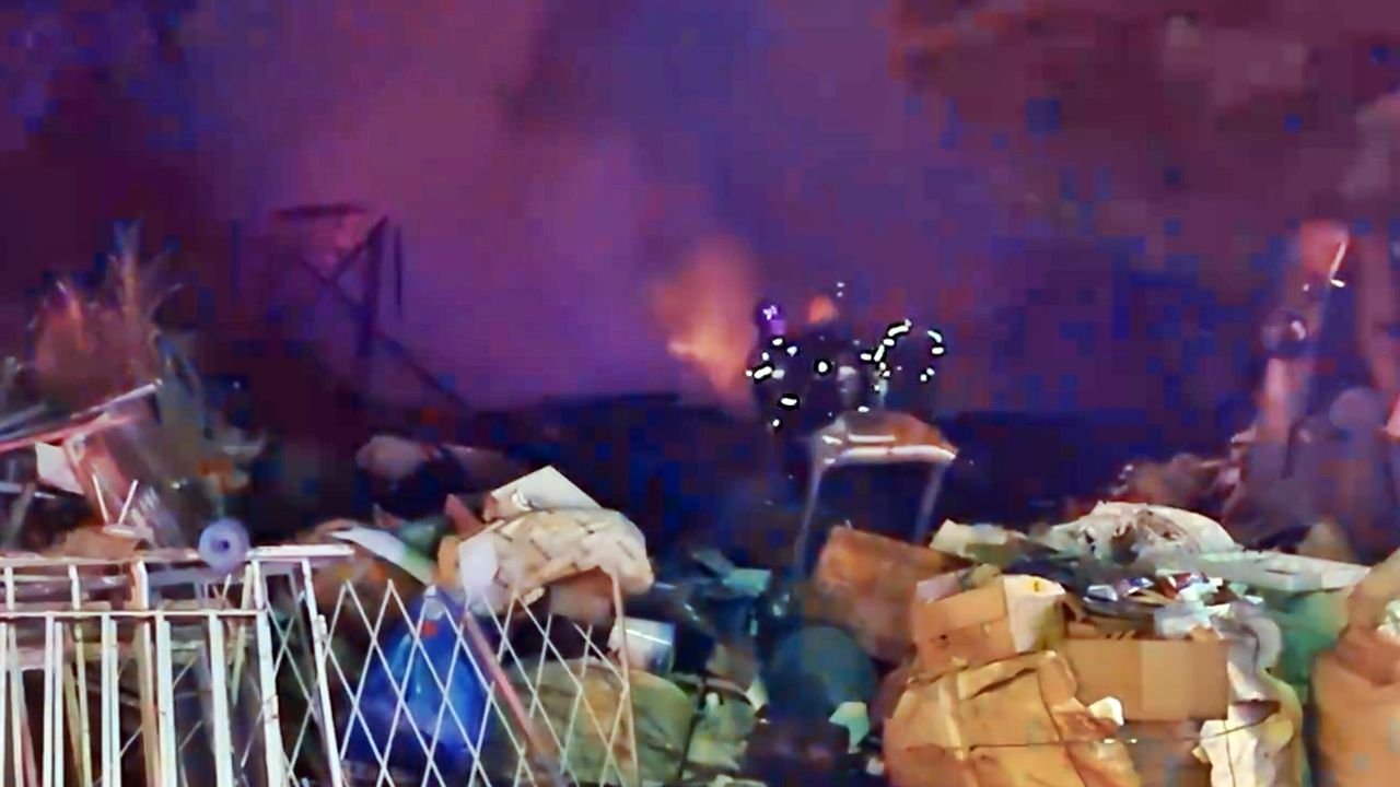 Incêndio destrói casa com materiais recicláveis e mobiliza bombeiros, no bairro Brasmadeira em Cascavel