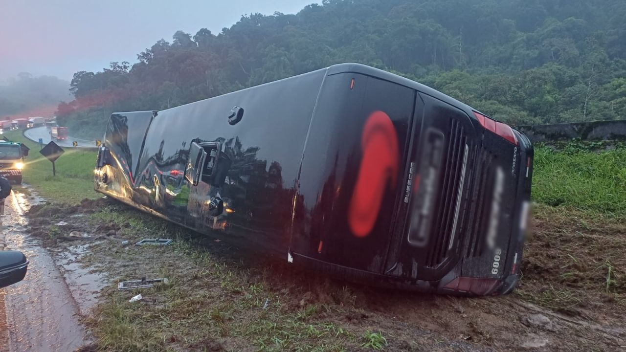 Ônibus com 49 passageiros tomba na BR-116 após motorista tentar evitar colisão com caminhão na Grande Curitiba