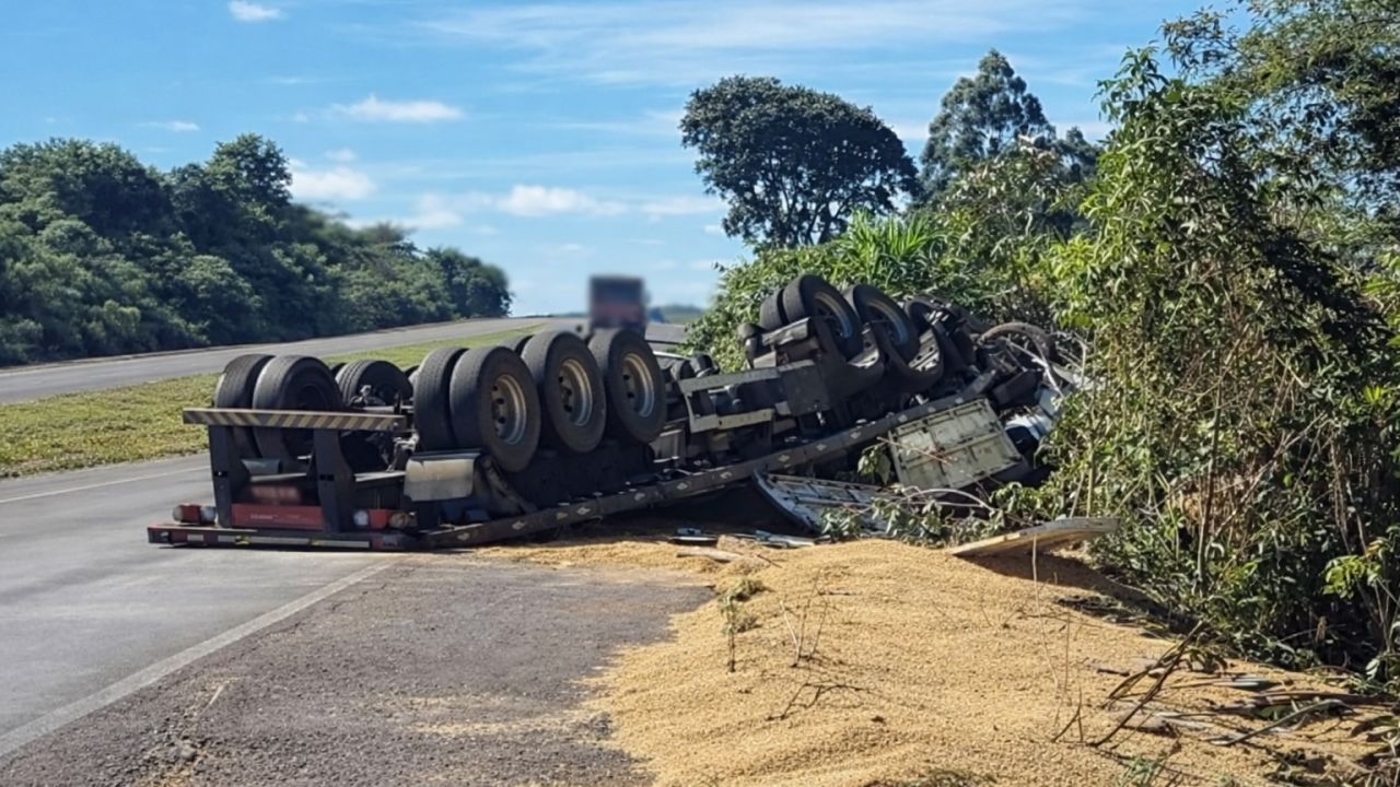 Caminhão com 750 sacos de soja capota na BR-163 e motorista é atacado por enxame de abelhas em Cascavel