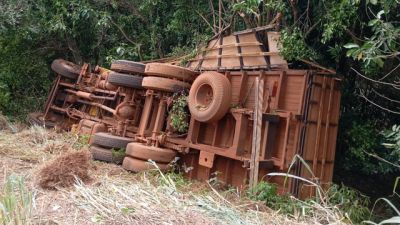 Imagem referente a notícia: Caminhão se envolve em sinistro na PR-486 em Assis Chateaubriand e mobiliza atenção de motoristas na rodovia