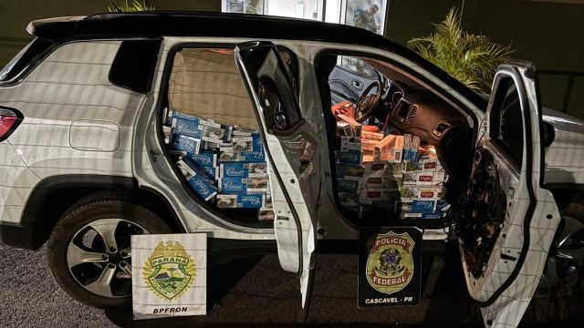 Imagem referente a notícia: Perseguição na BR-277 termina com carro roubado e 2 mil pacotes de cigarros contrabandeados apreendidos em Cascavel