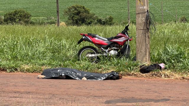 Imagem referente a notícia: Jovem de 23 anos morre após bater moto contra poste no Bairro Esmeralda, em Cascavel