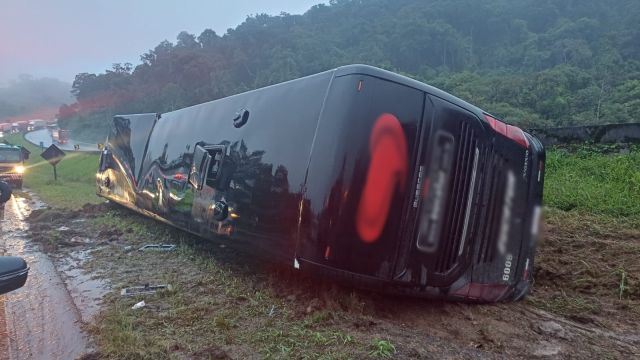Imagem referente a notícia: Ônibus com 49 passageiros tomba na BR-116 após motorista tentar evitar colisão com caminhão na Grande Curitiba