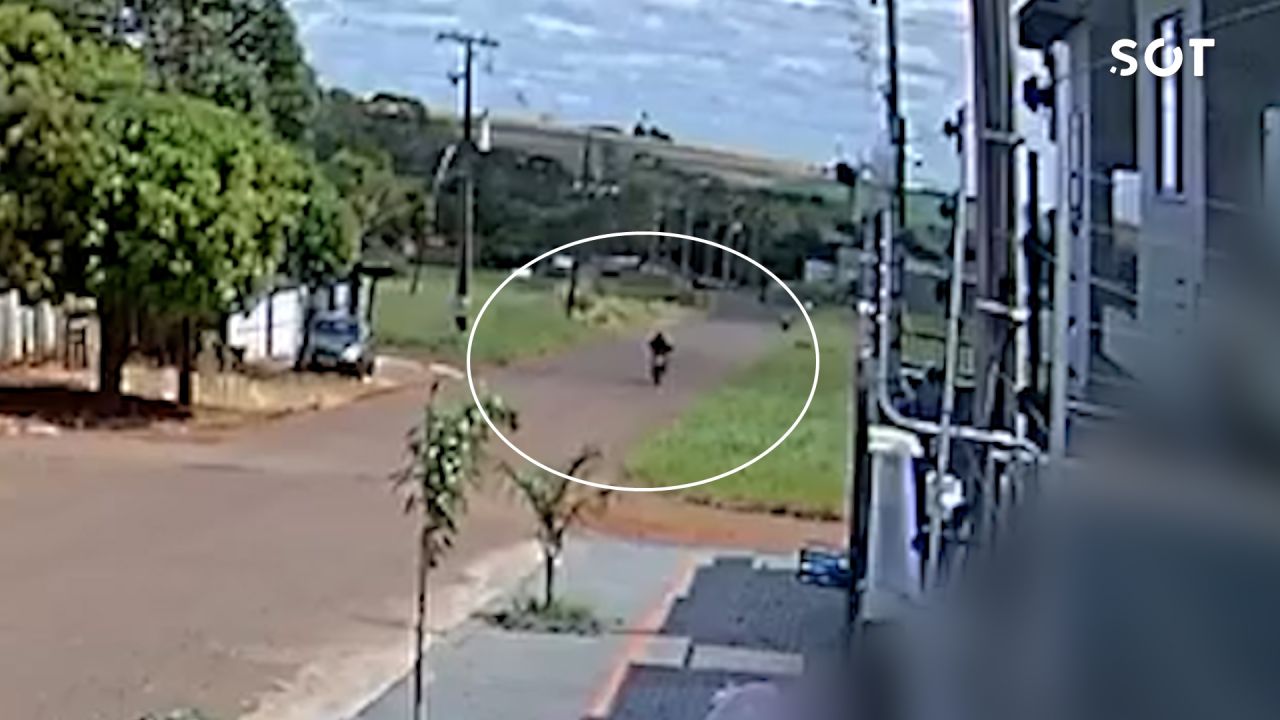 Câmera de segurança flagra momentos antes do acidente que matou jovem de 23 anos, no Bairro Esmeralda, em Cascavel