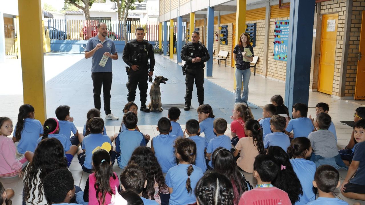 Com direito a cão da Guarda Municipal, alunos aprendem sobre guarda responsável em Cascavel
