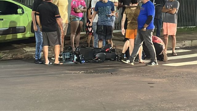 Imagem referente a notícia: Colisão entre carro e motoneta elétrica deixa dois jovens feridos em Cascavel
