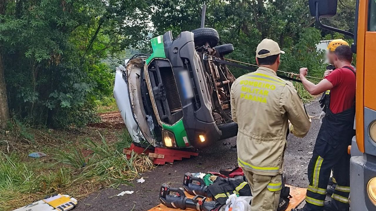 Grave colisão frontal na BR-369 envolve van da saúde e deixa seis feridos no oeste do Paraná