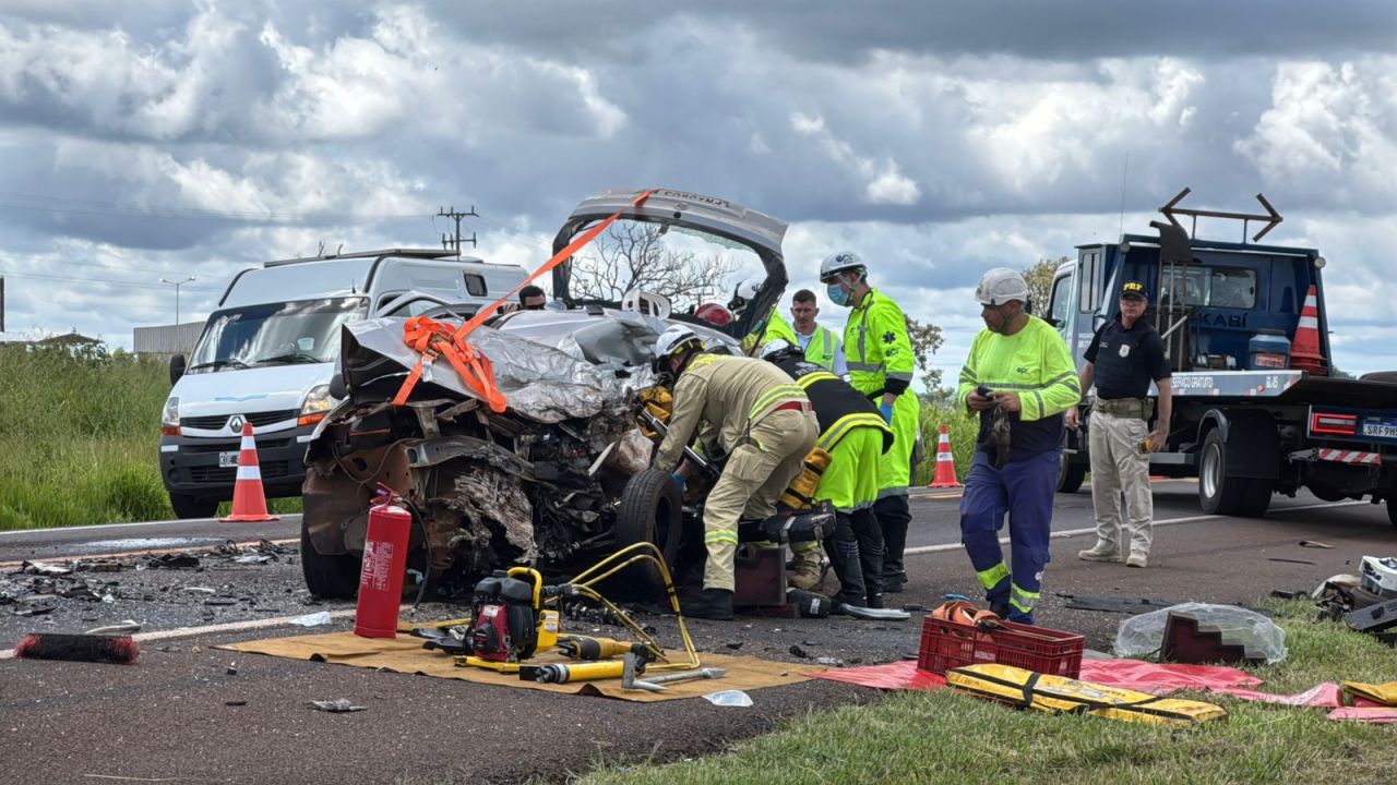 Violenta colisão frontal entre Palio e carreta deixa motorista em estado grave na BR-277, em Cascavel