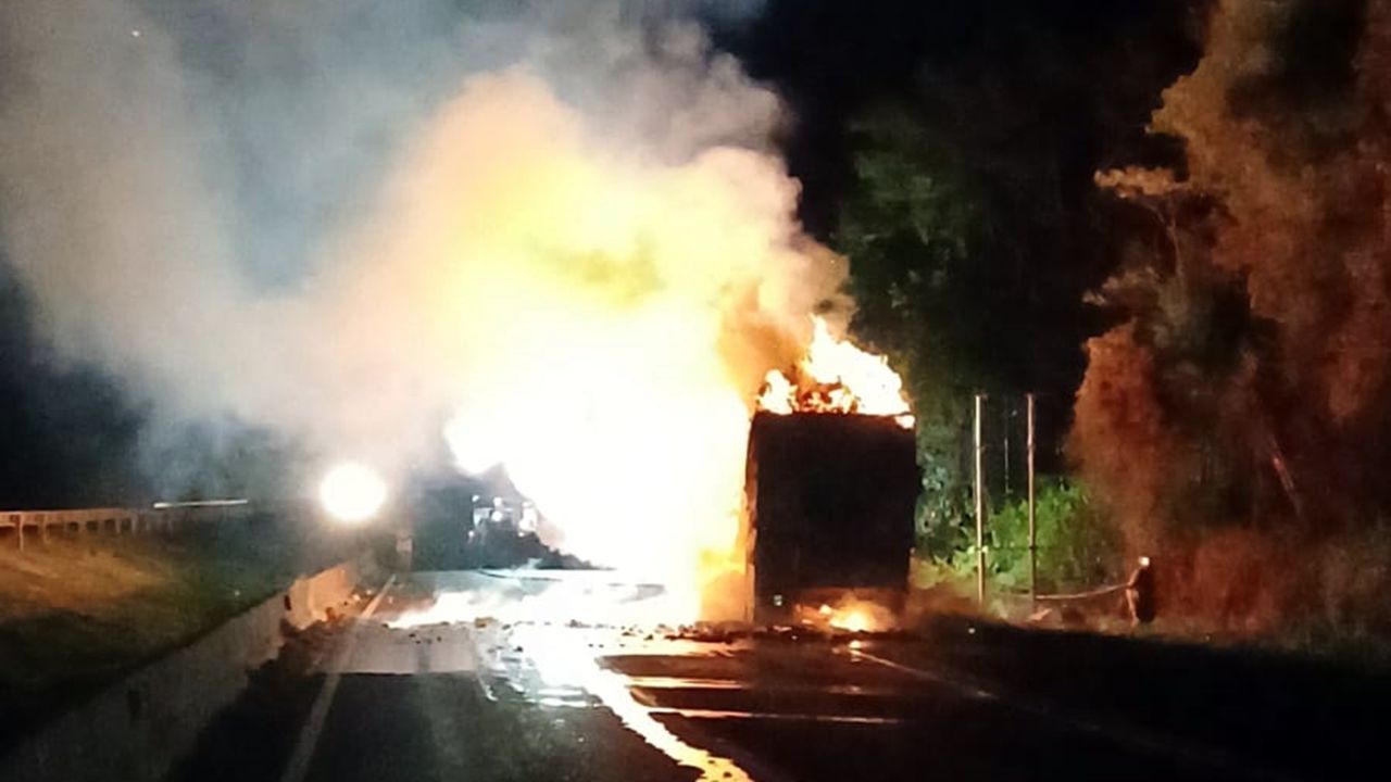 Caminhão pega fogo e interdita BR-376 por horas no Paraná