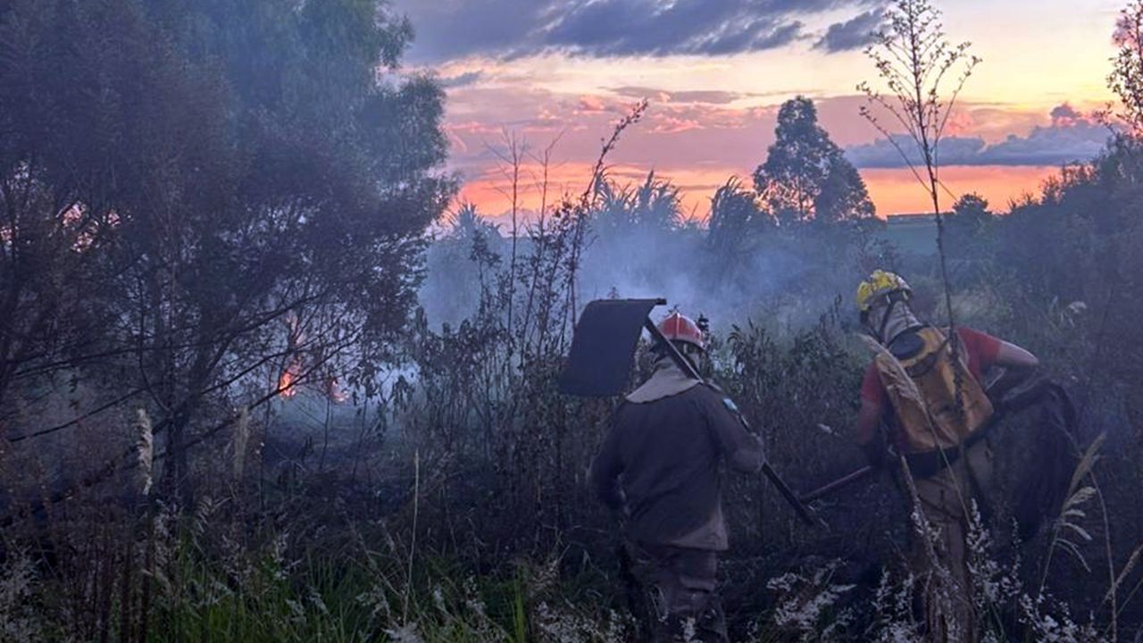 Incêndio de grandes proporções assusta moradores do Bairro 14 de Novembro e encobre bairro com fumaça