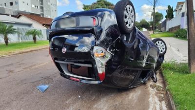 Imagem referente a notícia: Capotamento após colisão entre três carros e bicicleta mobiliza socorristas no Bairro São Cristóvão, em Cascavel