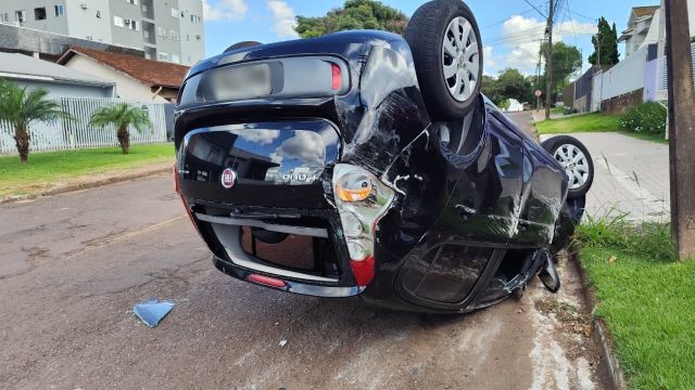 Imagem referente a notícia: Capotamento após colisão entre três carros e bicicleta mobiliza socorristas no Bairro São Cristóvão, em Cascavel