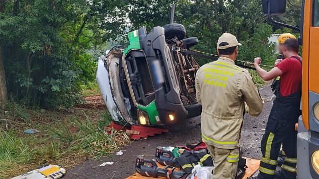 Imagem referente a notícia: Grave colisão frontal na BR-369 envolve van da saúde e deixa seis feridos no oeste do Paraná