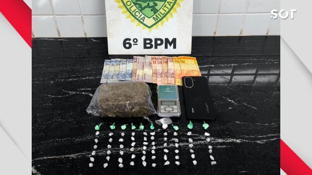 Imagem referente a notícia: Choque da PM estoura ponto de tráfico e prende jovem de 20 anos com drogas e balança de precisão no Jardim Clarito