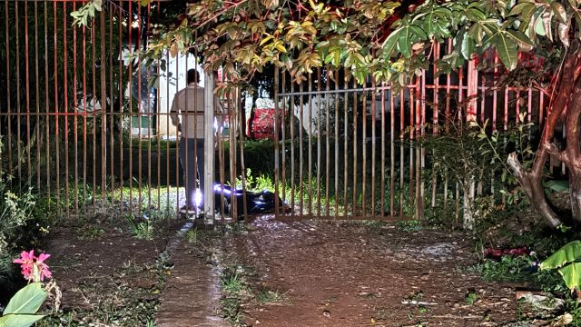 Imagem referente a notícia: Homem é morto após agressão brutal dentro de casa no bairro Periolo, em Cascavel