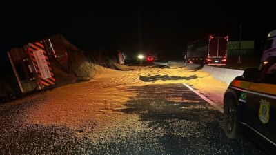 Imagem referente a notícia: Rodotrem carregado com 50 toneladas de soja tomba na BR-376 e espalha carga pela pista no Paraná