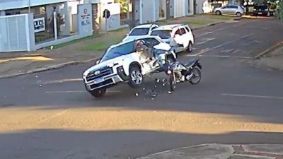 Imagem referente a notícia: Vídeo flagra momento exato de acidente que matou motociclista de 20 anos em Cascavel