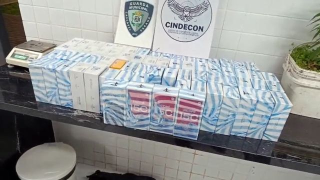 Imagem referente a notícia: Guarda Municipal apreende 68 celulares contrabandeados em mala de passageira na Rodoviária de Cascavel