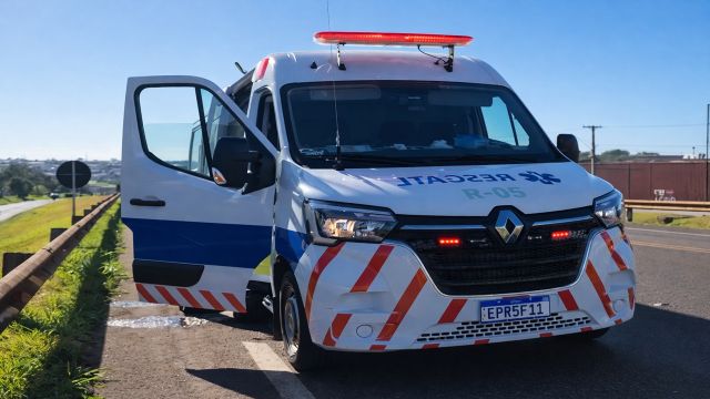 Motociclista de 21 anos fica ferido após colisão traseira com Mercedes na BR-277 em Cascavel