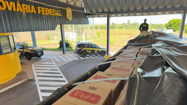 PRF intercepta bitrem com 600 mil maços de cigarros contrabandeados escondidos sob carga de soja na BR-487