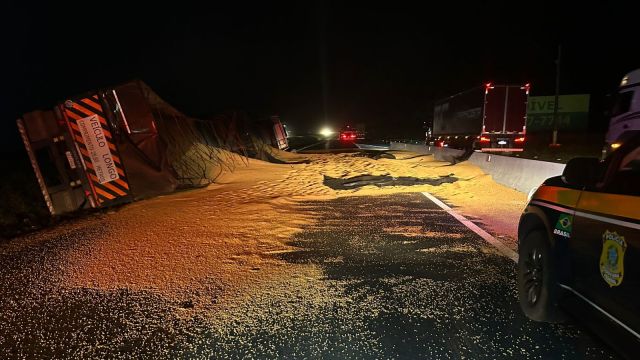 Imagem referente a notícia: Rodotrem carregado com 50 toneladas de soja tomba na BR-376 e espalha carga pela pista no Paraná