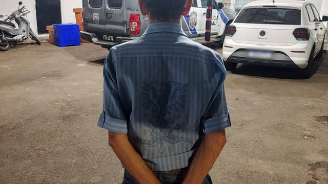 Imagem referente a notícia: Idoso de 76 anos é preso em Cascavel por roubo cometido em 2023 após mandado da Justiça