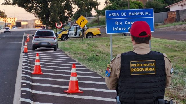 Imagem referente a notícia: Motorista embriagado e com CNH suspensa é preso durante Operação Lei Seca em rodovia de Cascavel