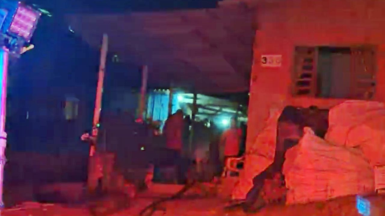 Incêndio em casa deixa homem ferido e mobiliza bombeiros no bairro XIV de Novembro em Cascavel