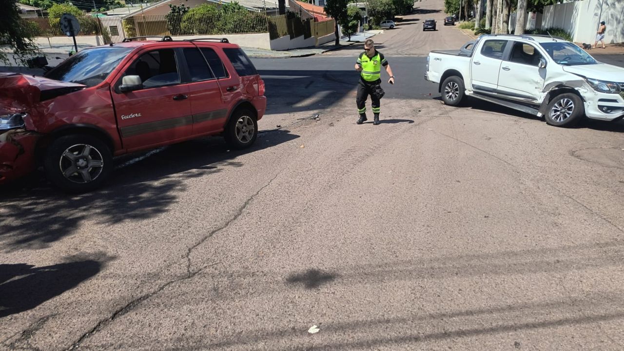 Colisão entre carros no Bairro Neva mobiliza equipe da Transitar em Cascavel