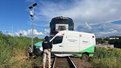 Imagem referente a notícia: Ambulância é arrastada por 200 metros após colisão com trem em Jandaia do Sul e deixa feridos graves