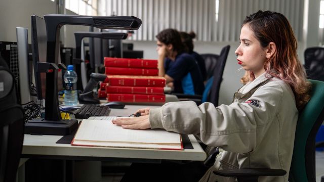 Imagem referente a notícia: Educação começa processo pioneiro de digitalização de 50 milhões de páginas de acervo