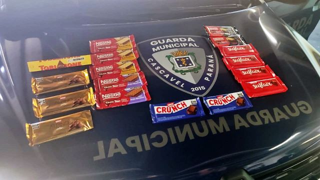 Imagem referente a notícia: Homem de 46 anos é detido após tentar furtar R$ 180 em chocolates em mercado na região norte de Cascavel
