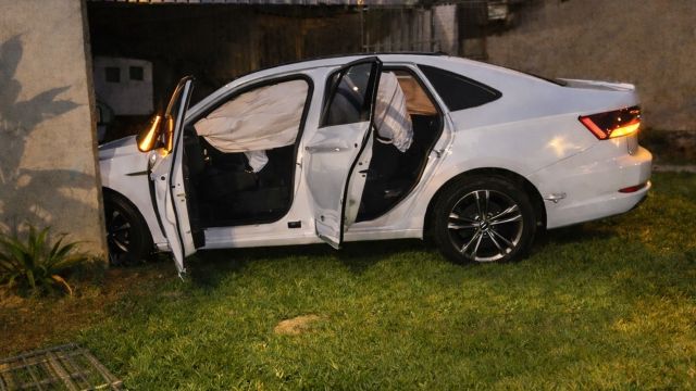 Imagem referente a notícia: Homem destrói portão de motel com Jetta, furta carro, foge em alta velocidade e acaba preso dentro do pátio da PM em Cascavel
