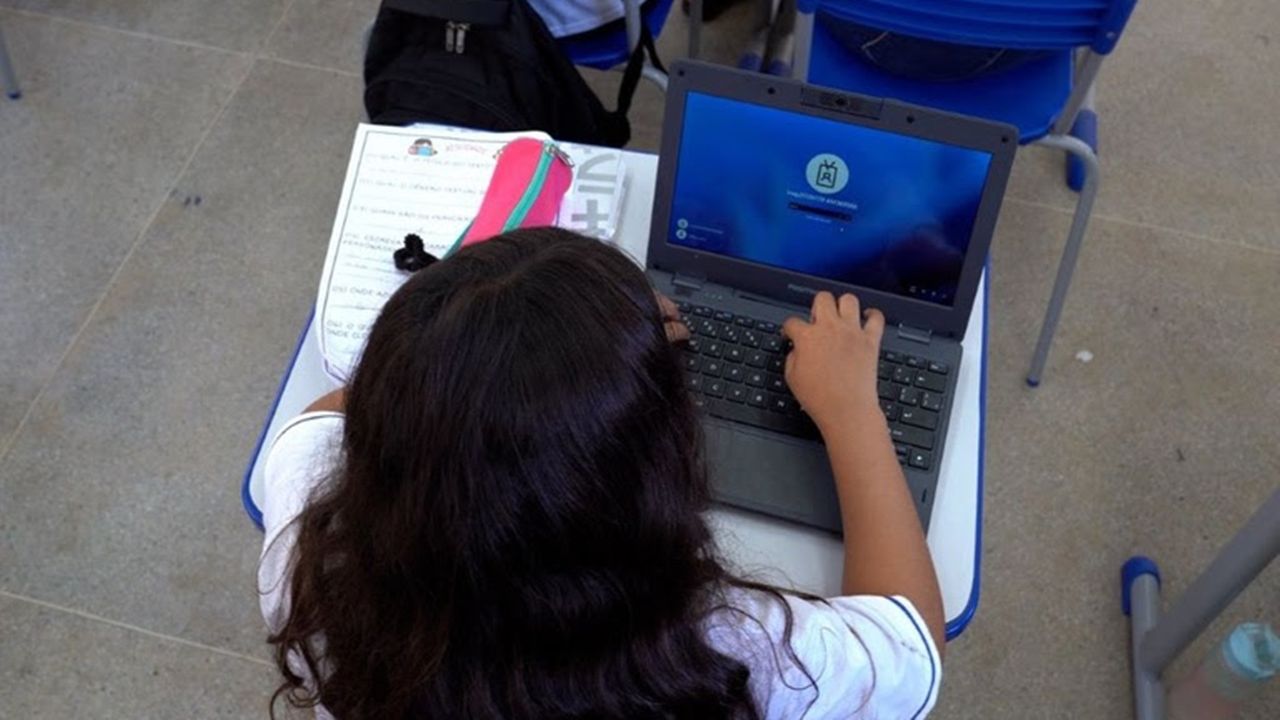 Acesso à internet em escolas da rede pública do Paraná chega a 99,6% em 2025