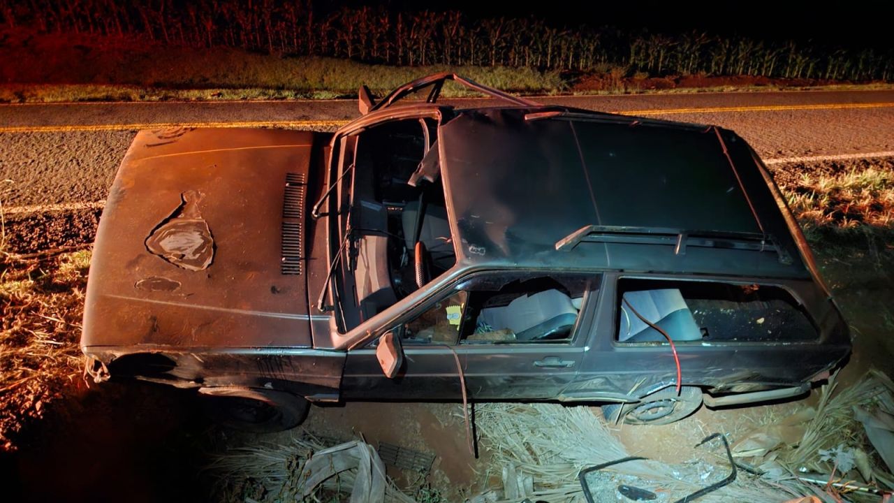 Motorista de 21 anos capota carro na PR-495 e é socorrido pelo SIATE em Medianeira