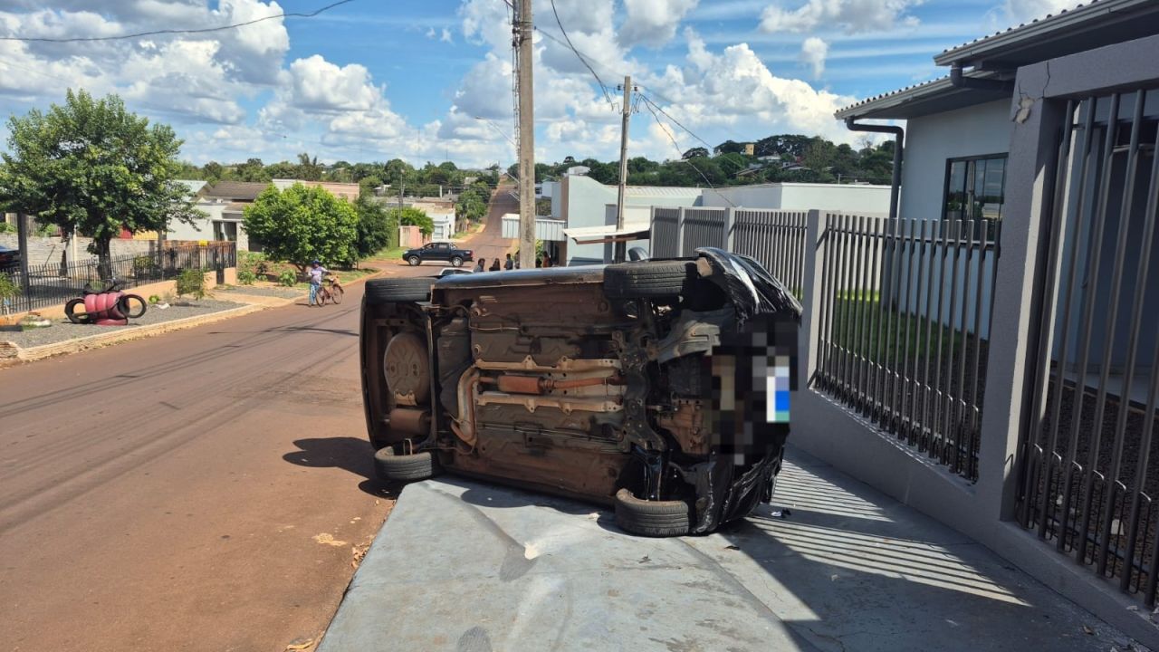 Motorista embriagado tomba carro e destrói portão de casa em Três Barras do Paraná