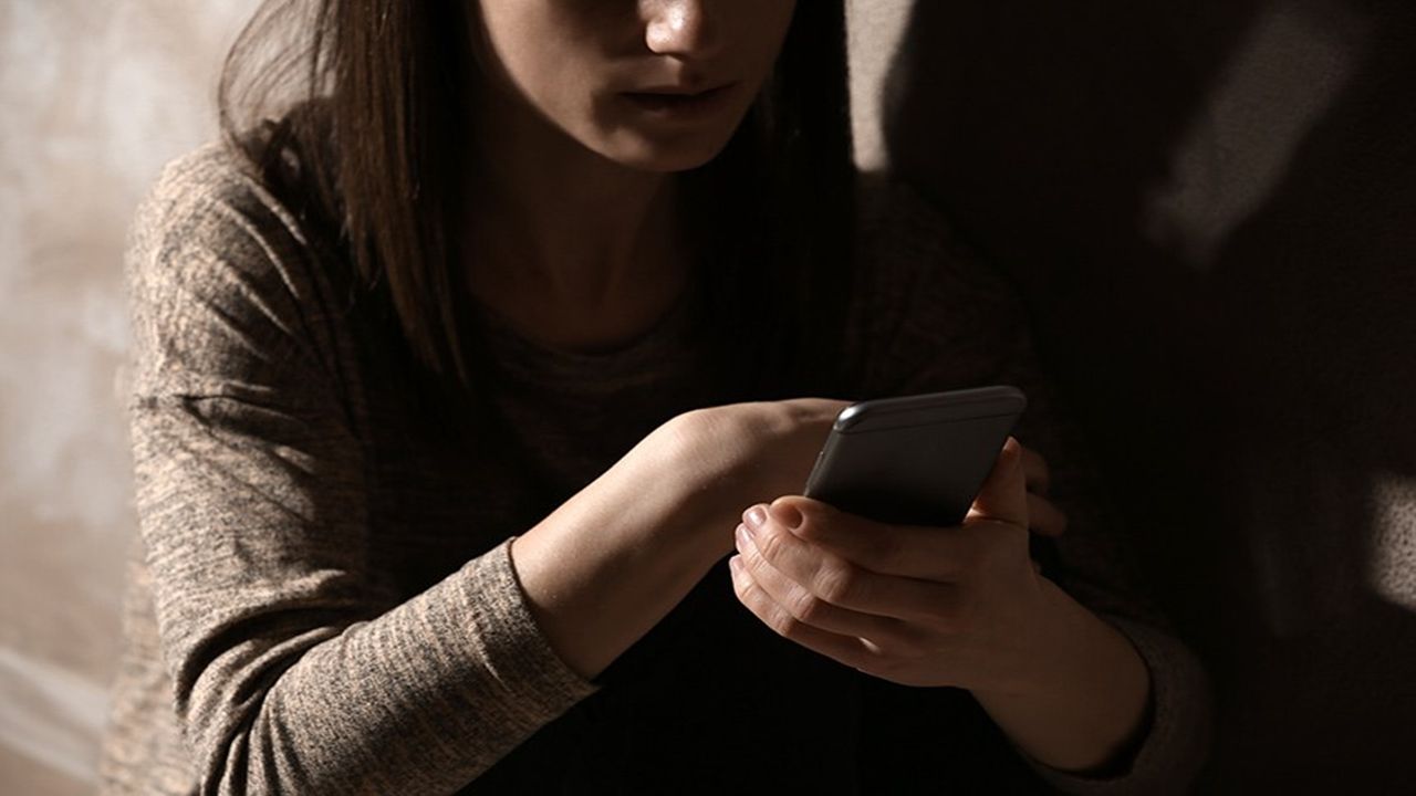 Violência digital contra mulher também é crime; veja como denunciar