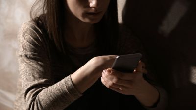 Imagem referente a notícia: Violência digital contra mulher também é crime; veja como denunciar