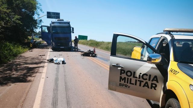 Imagem referente a notícia: Motociclista de 27 anos morre em colisão frontal com caminhão na PR-317 em Toledo