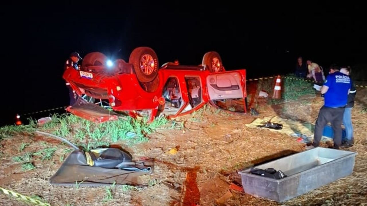 Dois jovens morrem após saída de pista seguida de capotamento na PR-471 em Três Barras do Paraná