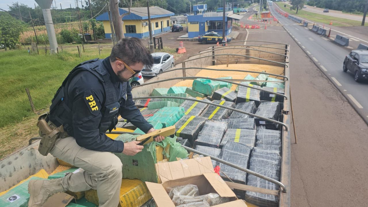 PRF intercepta caminhão e encontra toneladas de maconha escondidas em carga de milho na BR-163 em Lindoeste