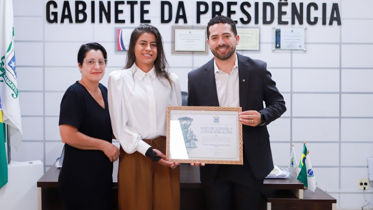 Heroína: Jovem que salvou família de incêndio é homenageada em Cascavel após ato que mobilizou o Brasil