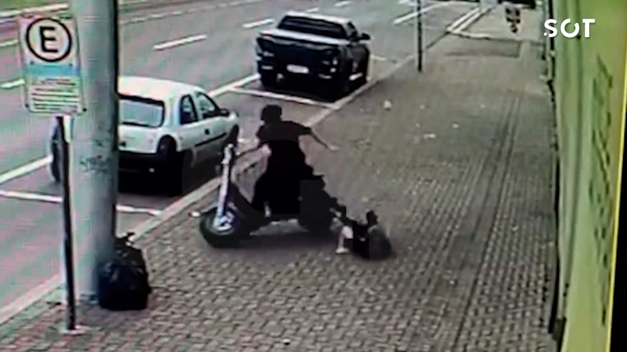 Jovem é atropelada por scooter elétrica na calçada ao sair de banco em Cascavel; vídeo flagra impacto