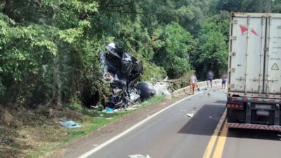 Imagem referente a notícia: Tombamento de carreta na BR-277 deixa vítima em estado grave e causa retenção no tráfego